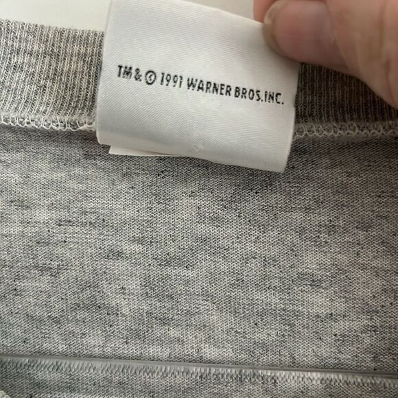 Looney Tunes Acme Vintage Gray Graphic T-Shirt V Neck SZ 1X - Picture 4 of 6